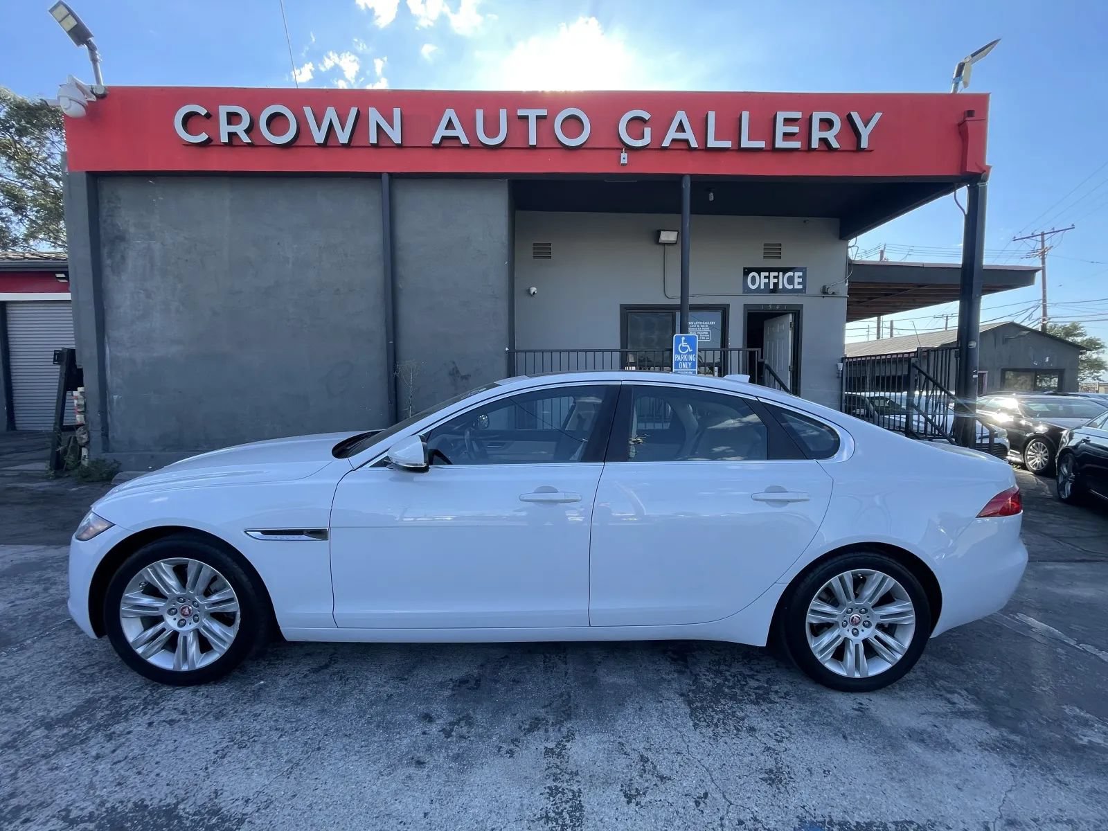 Used 2016 Jaguar XF Premium RWD image 6