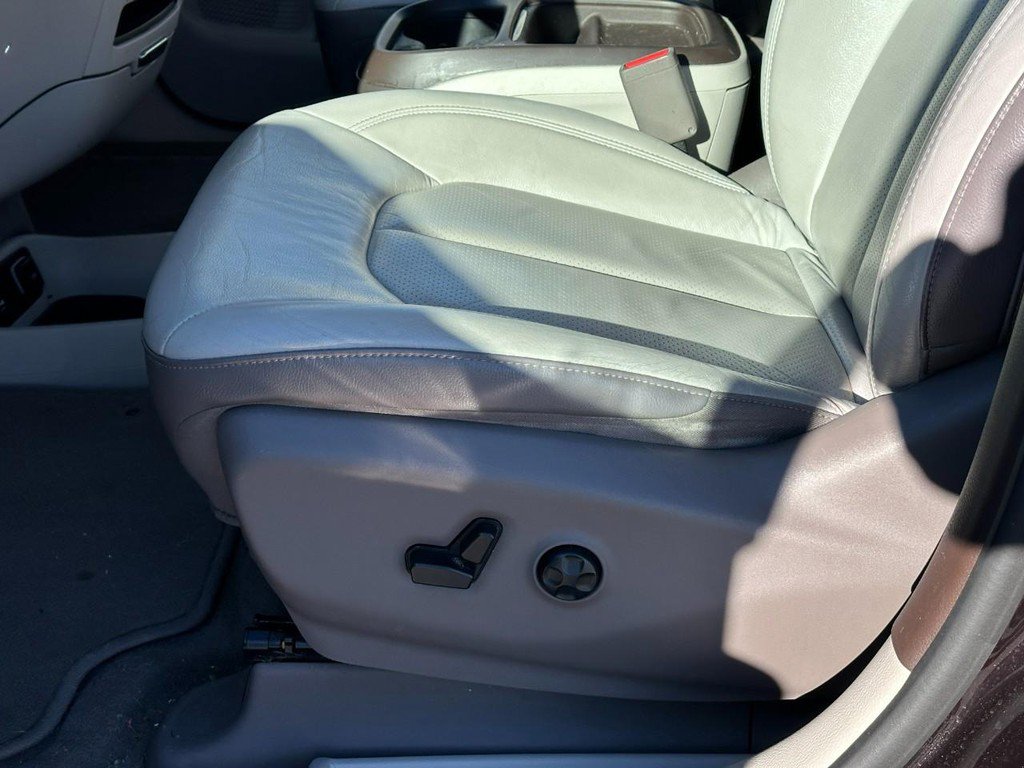 Used 2018 Chrysler Pacifica Touring-L image 17