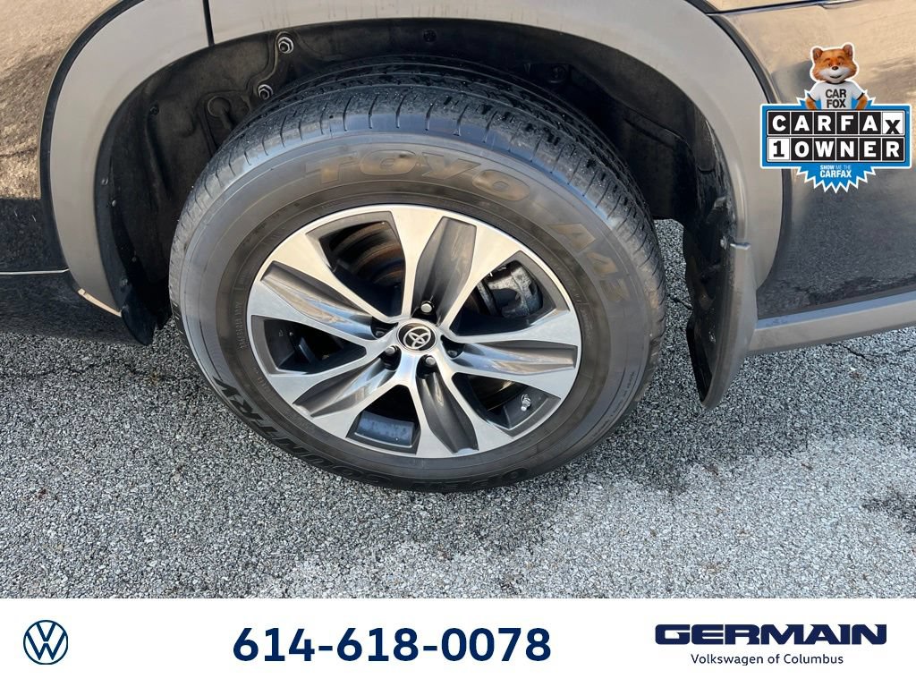 Used 2024 Toyota Highlander XLE AWD/4WD image 16