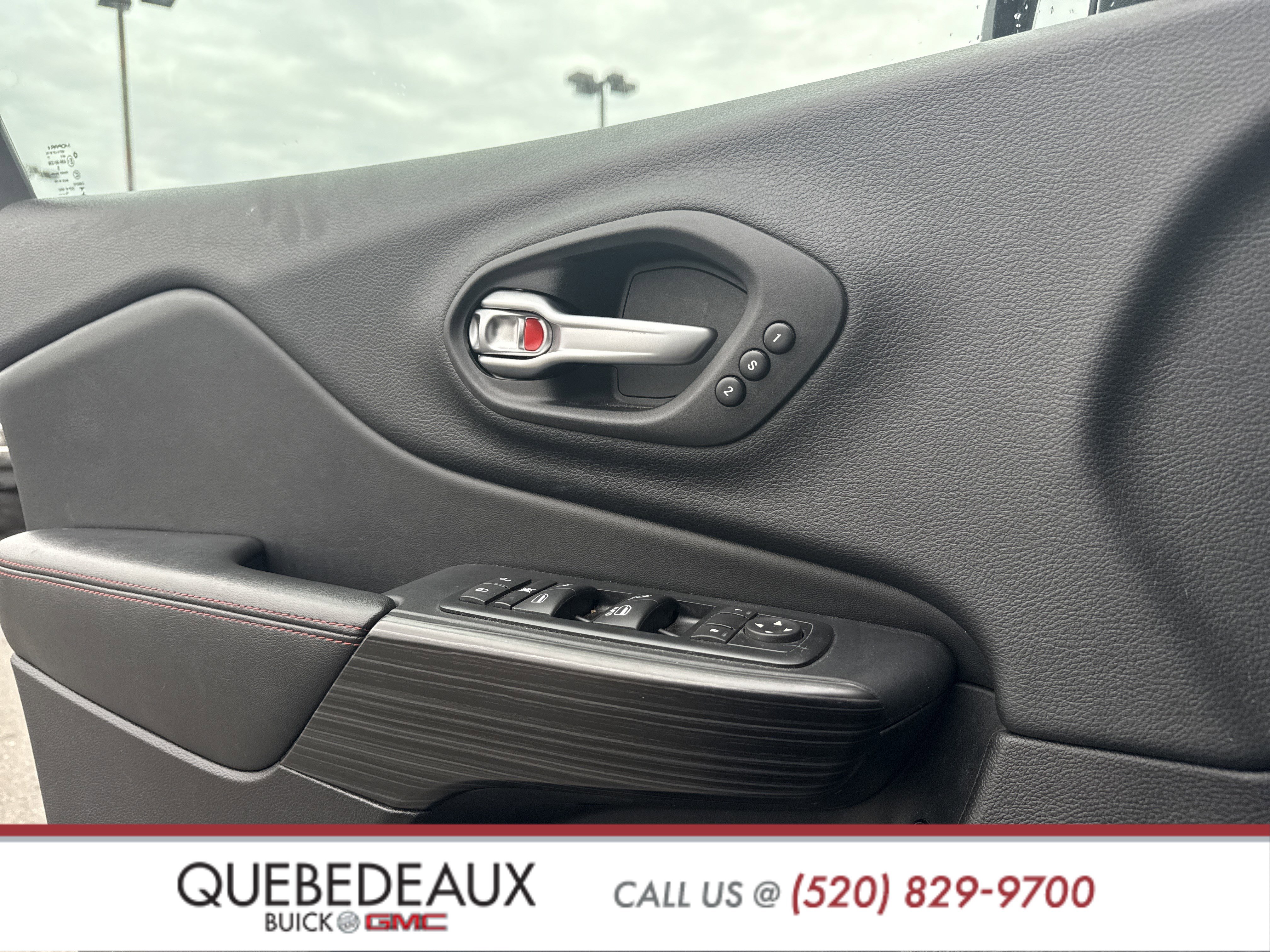 Used 2016 Jeep Cherokee Trailhawk w/ Comfort/Convenience Group image 15