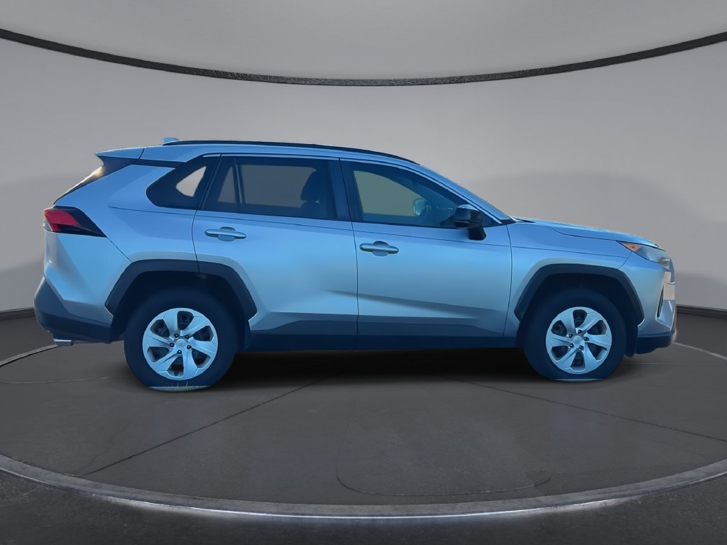 Used 2019 Toyota RAV4 LE FWD image 9