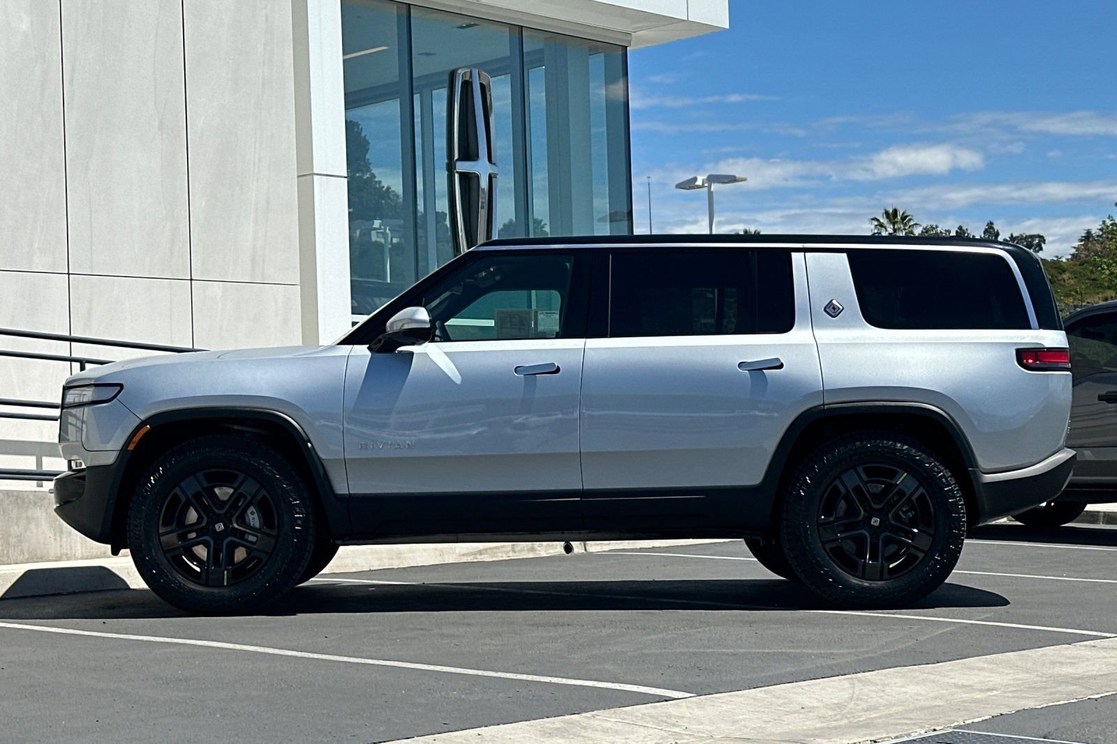 Used 2024 Rivian R1S Adventure image 6