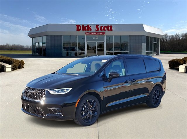 New 2026 Chrysler Pacifica Select image 2