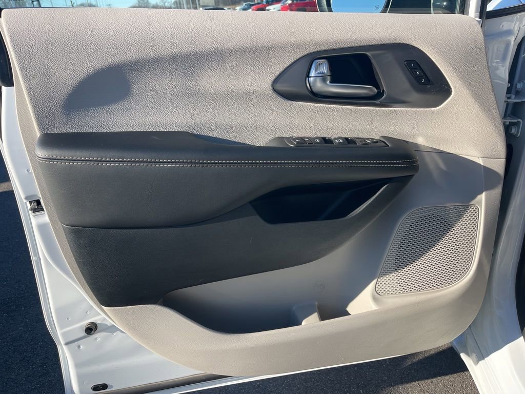 Used 2023 Chrysler Pacifica Touring-L image 9