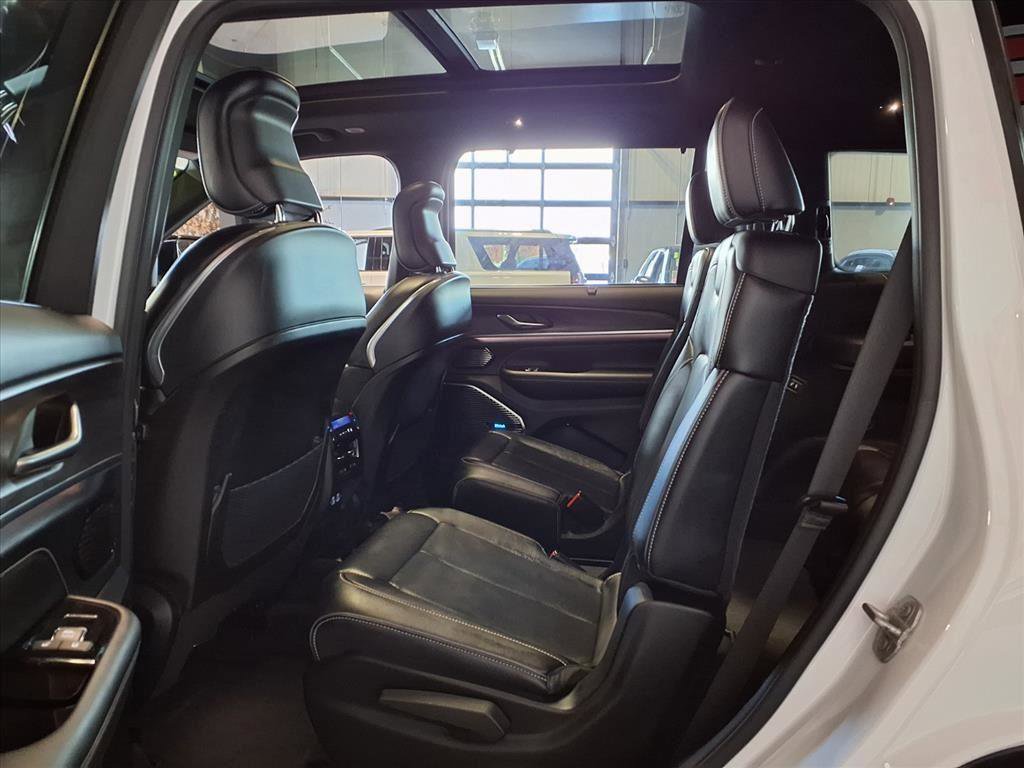 Used 2021 Jeep Grand Cherokee L Overland w/ Luxury Tech Group IV image 17