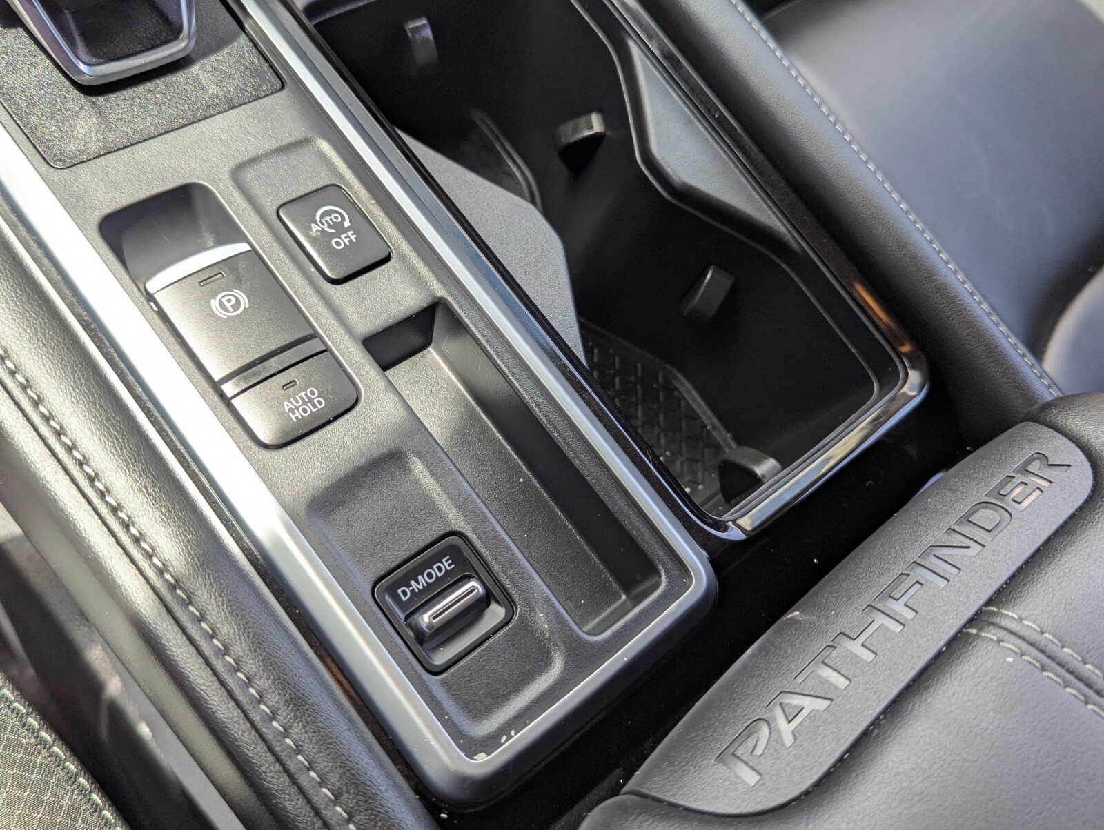 Certified 2025 Nissan Pathfinder SL FWD image 26
