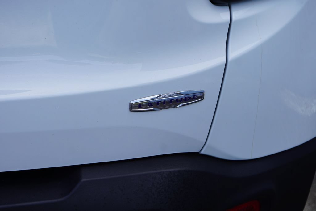Used 2019 Jeep Renegade Latitude w/ Cold Weather Group FWD image 8