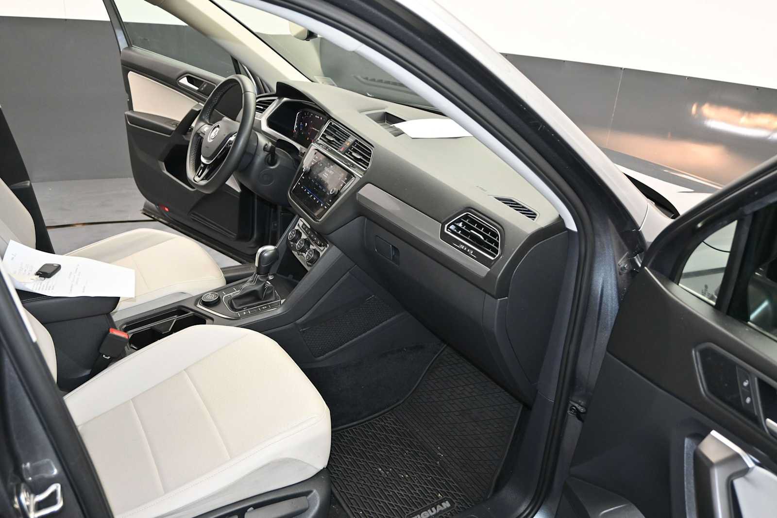 Used 2021 Volkswagen Tiguan SEL AWD/4WD image 28