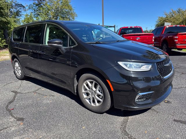 Used 2023 Chrysler Pacifica Touring-L FWD image 1