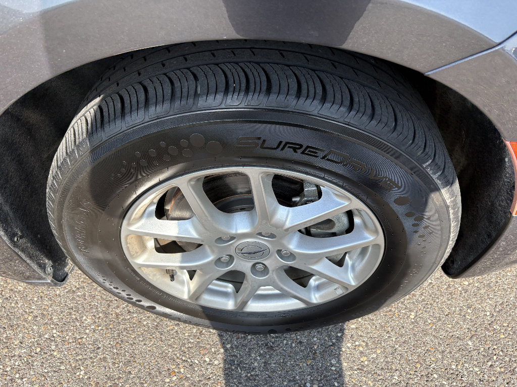 Used 2023 Chrysler Pacifica Touring-L image 12