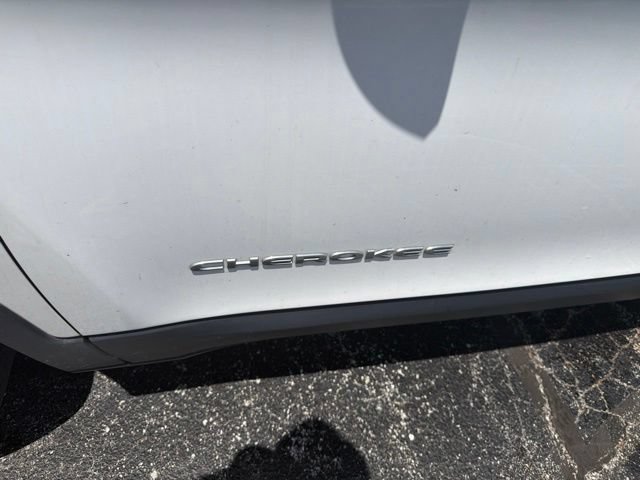 Used 2020 Jeep Cherokee Latitude w/ Cold Weather Group AWD/4WD image 12