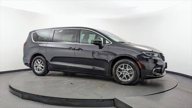Used 2023 Chrysler Pacifica Touring-L FWD image 11
