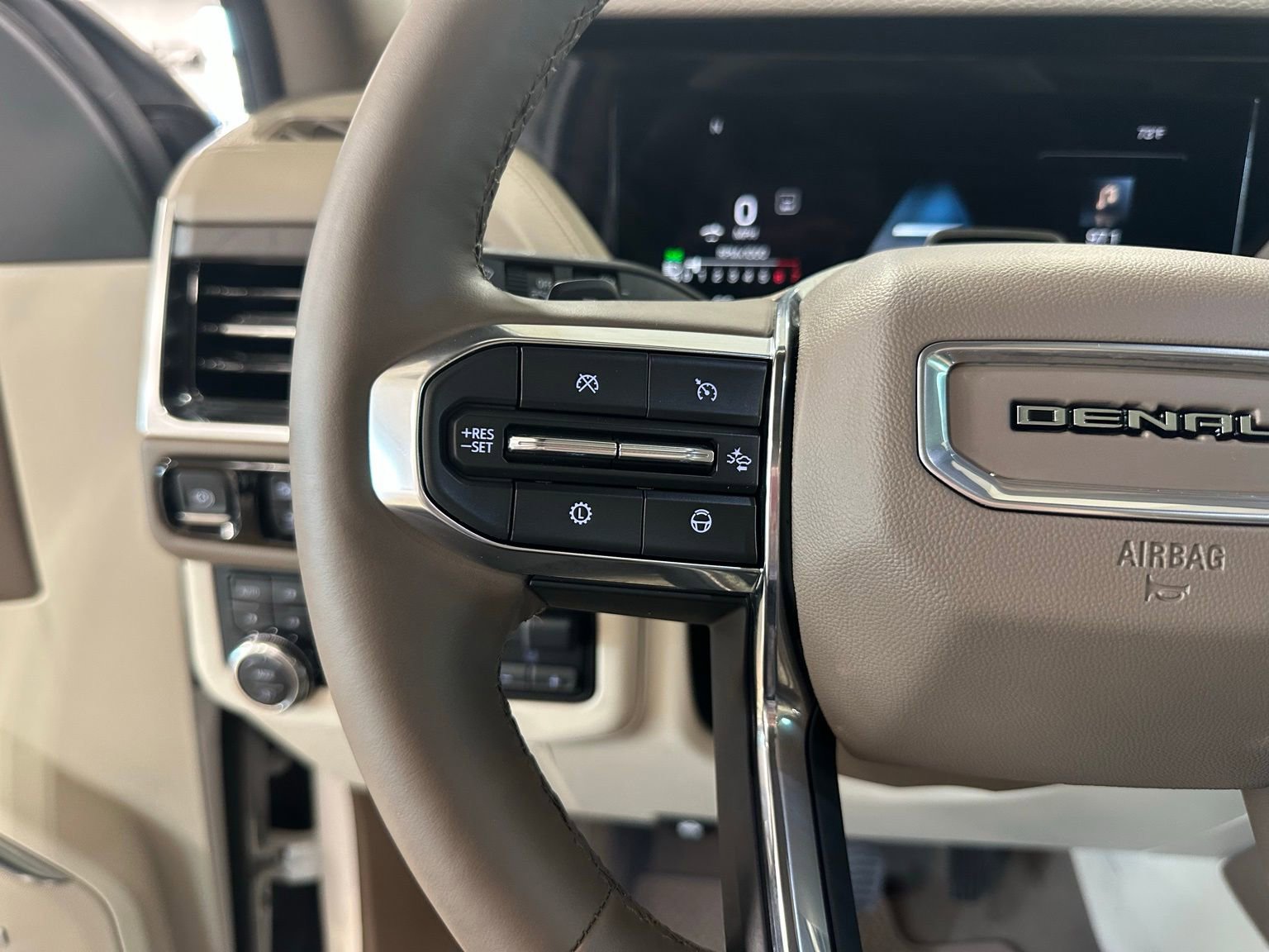 Used 2025 GMC Yukon XL Denali w/ Denali Reserve Package image 18