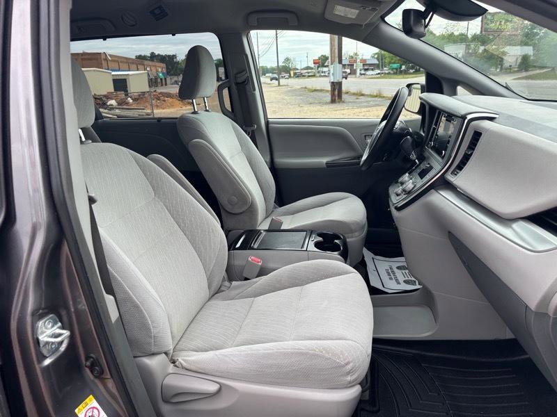 Used 2019 Toyota Sienna LE FWD image 17