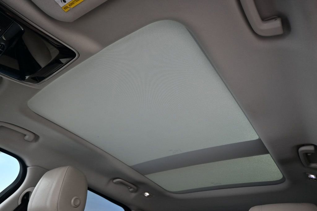 Used 2018 Land Rover Range Rover Velar S image 20