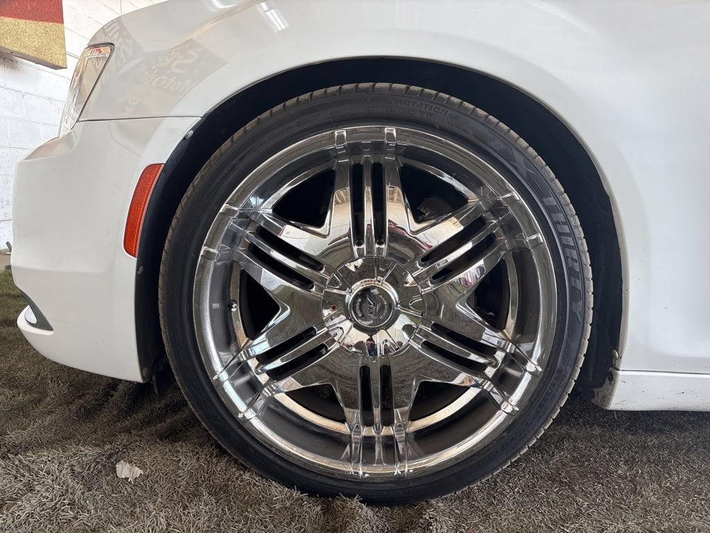 Used 2017 Chrysler 300 C RWD image 23
