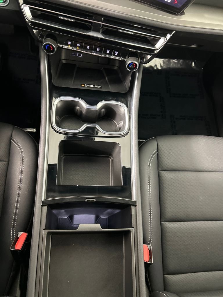 Used 2025 Chevrolet Traverse LT image 16