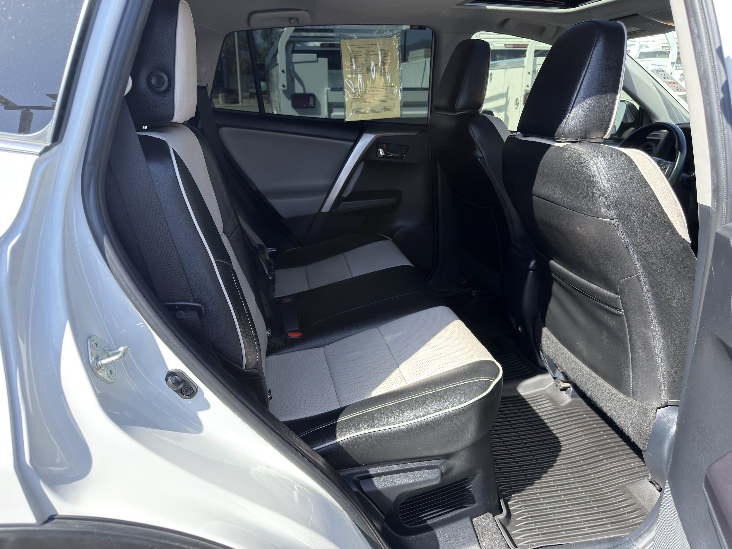 Used 2018 Toyota RAV4 XLE w/ Carpet Mat Package AWD/4WD image 12