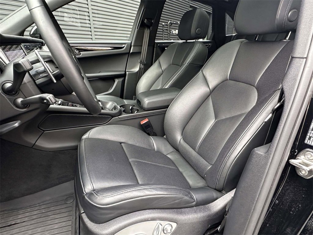 Certified 2025 Porsche Macan image 5