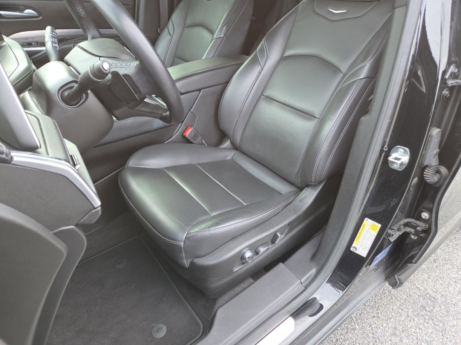 Used 2025 Cadillac XT4 Premium Luxury image 26