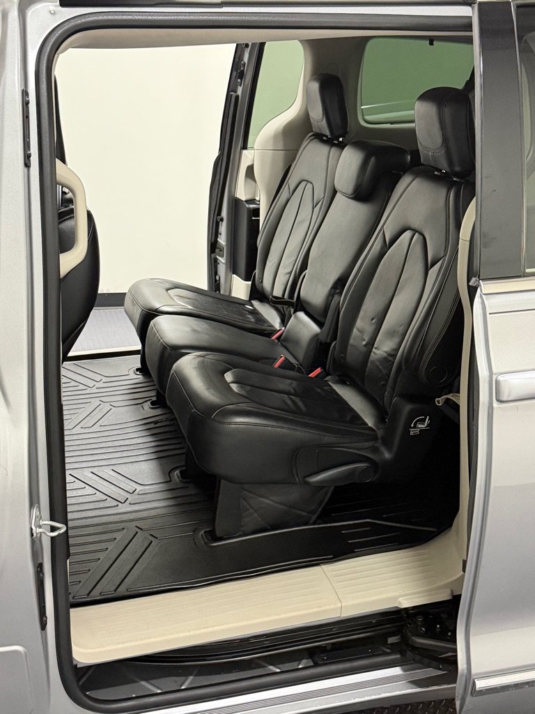 Used 2017 Chrysler Pacifica Touring-L FWD image 9