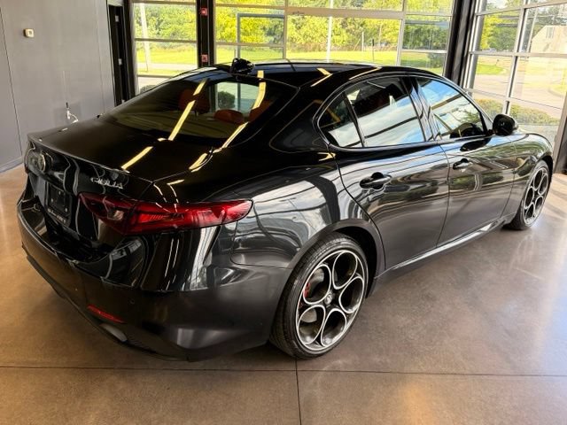 Used 2022 Alfa Romeo Giulia Veloce AWD/4WD image 5