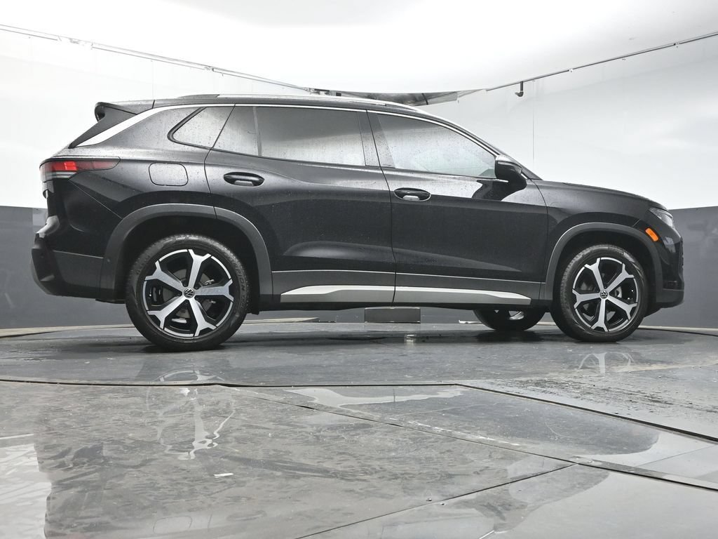 Used 2025 Volkswagen Tiguan SE FWD image 38