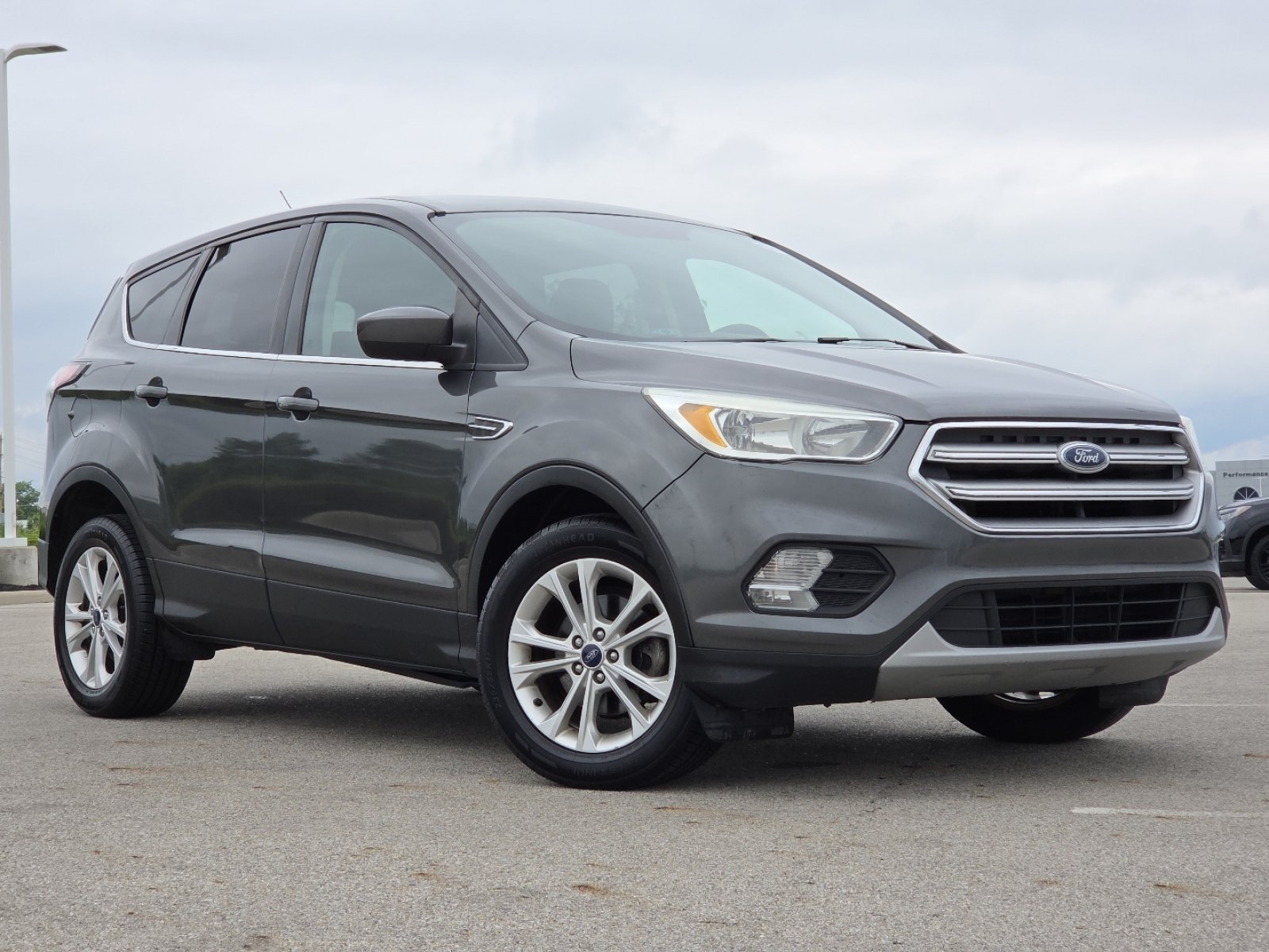 Used 2017 Ford Escape SE w/ SE Cold Weather Package FWD image 2