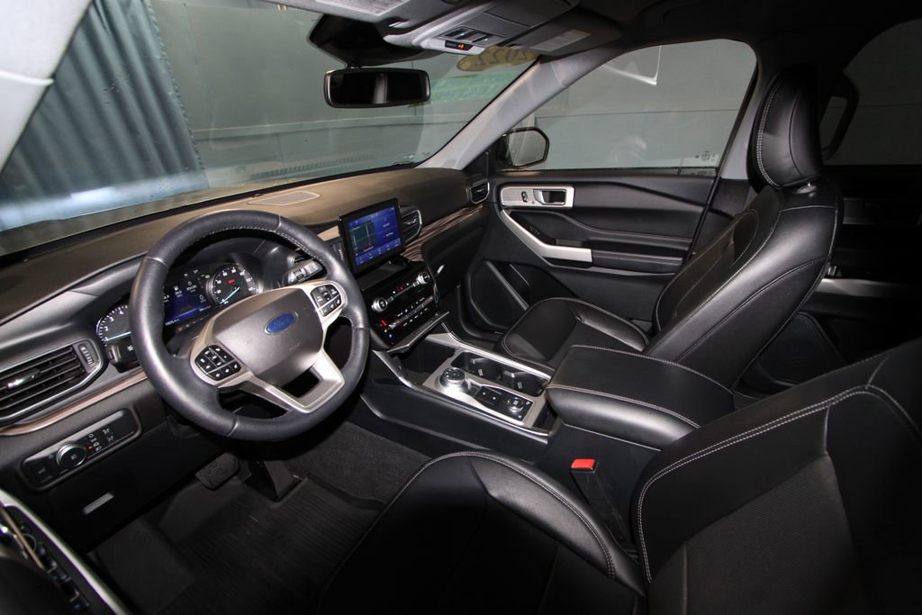 Used 2022 Ford Explorer Limited w/ Equipment Group 301A image 2