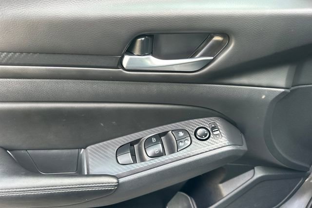 Used 2025 Nissan Altima 2.5 SV FWD image 14