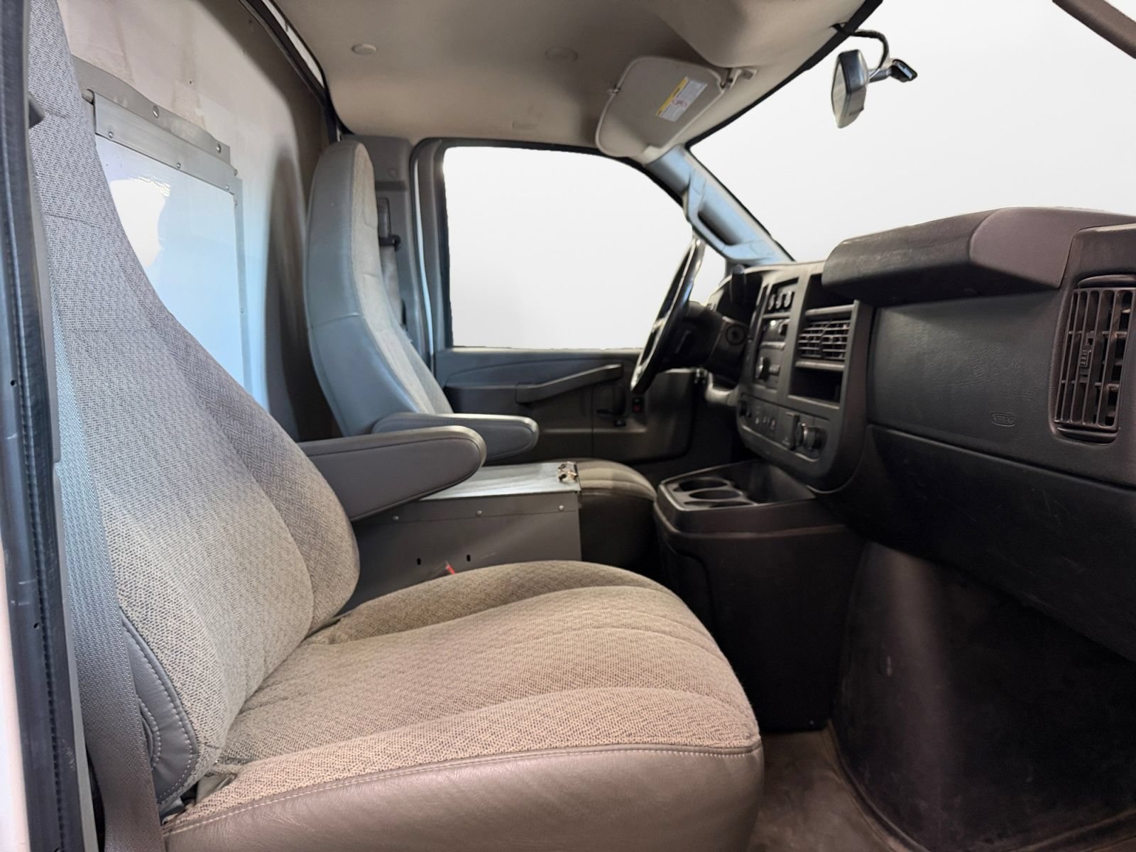 Used 2020 Chevrolet Express 3500 w/ Power Convenience Package RWD image 17