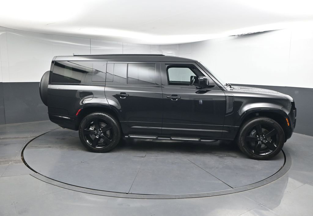 Used 2025 Land Rover Defender 130 X-Dynamic SE AWD/4WD image 24