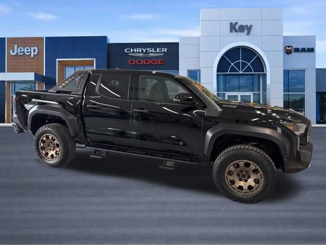 Used 2025 Toyota Tacoma Trailhunter image 9