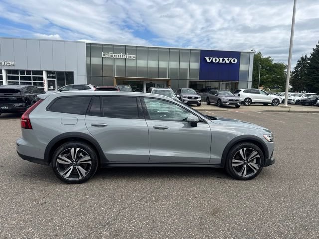 Used 2025 Volvo V60 B5 Cross Country Plus AWD/4WD image 4