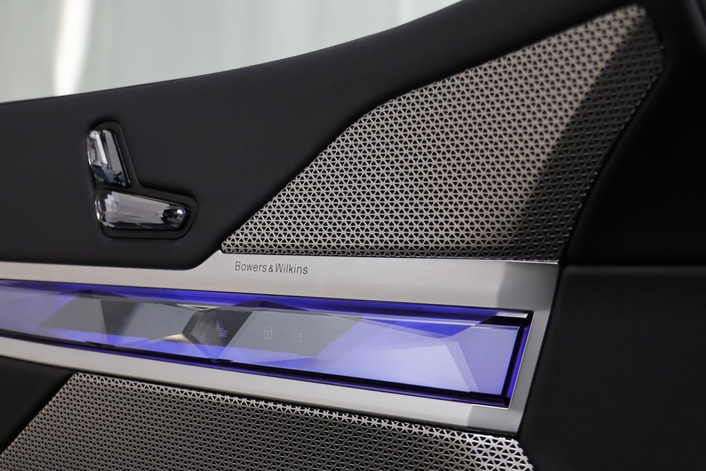 Certified 2025 BMW 740i xDrive w/ Premium Package image 7