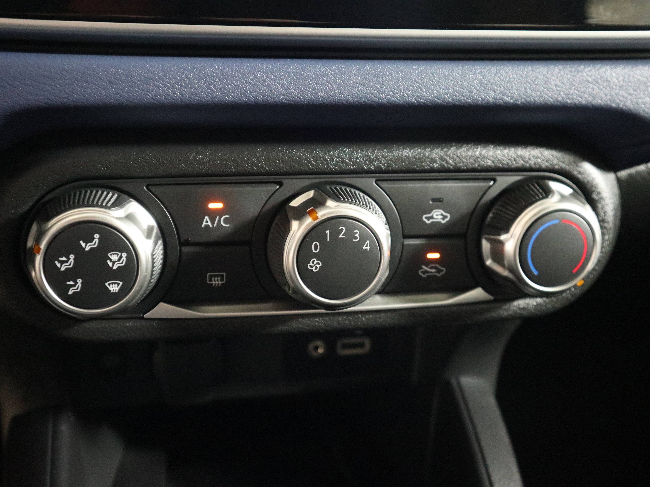 Used 2025 Nissan Versa SV w/ Trunk Package image 32