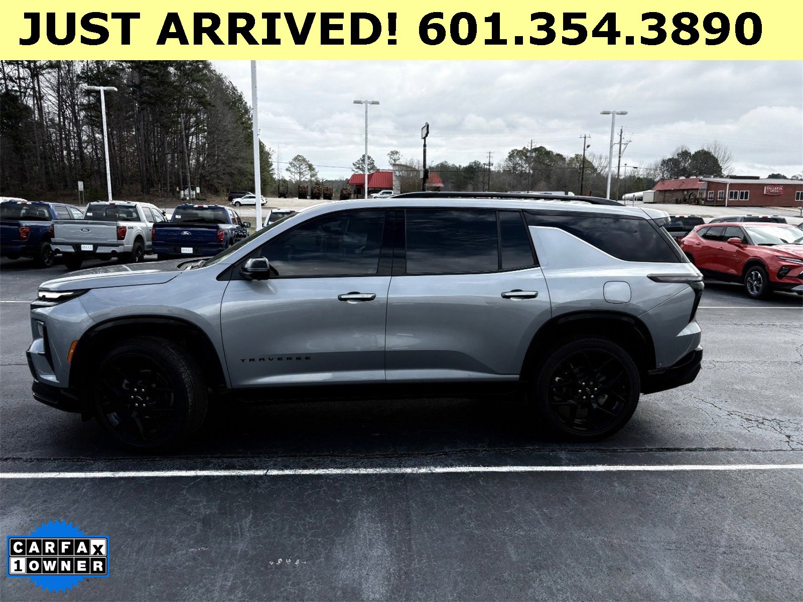 Used 2024 Chevrolet Traverse RS image 2