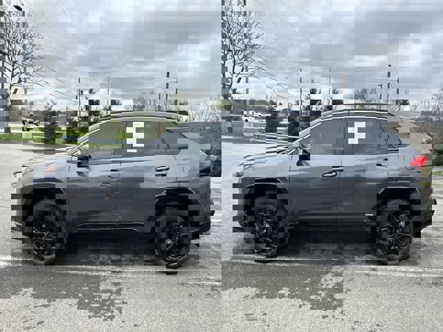 Used 2025 Toyota RAV4 SE image 2