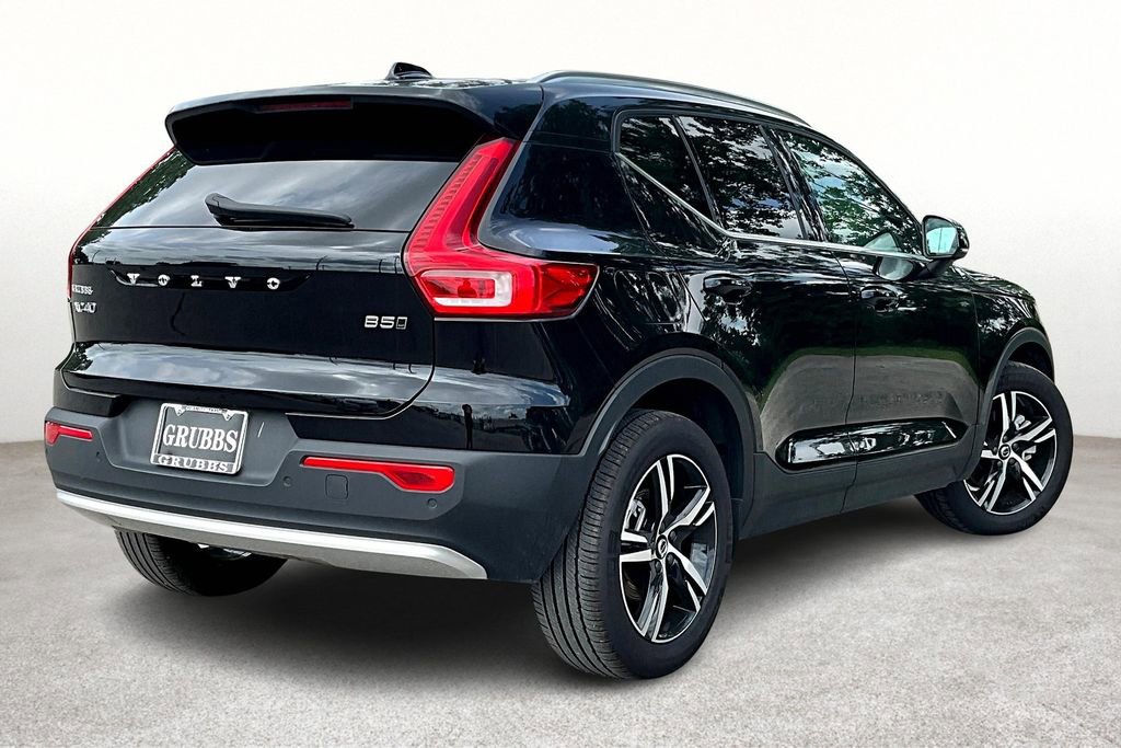 Used 2024 Volvo XC40 B5 Core AWD/4WD image 2