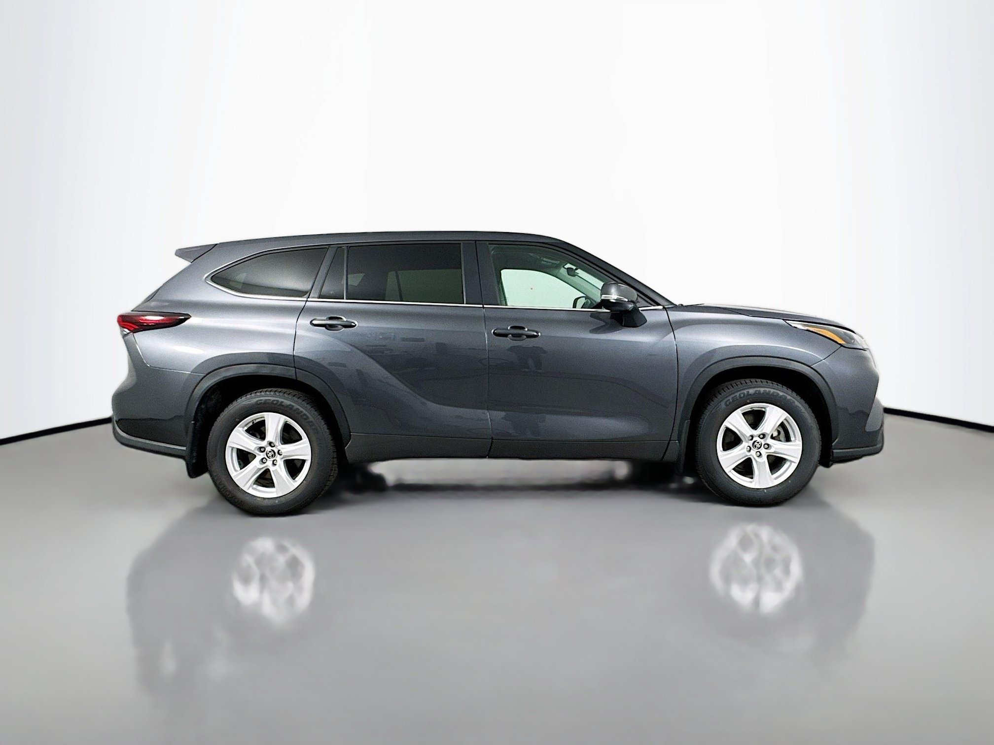 Used 2025 Toyota Highlander LE AWD/4WD image 8