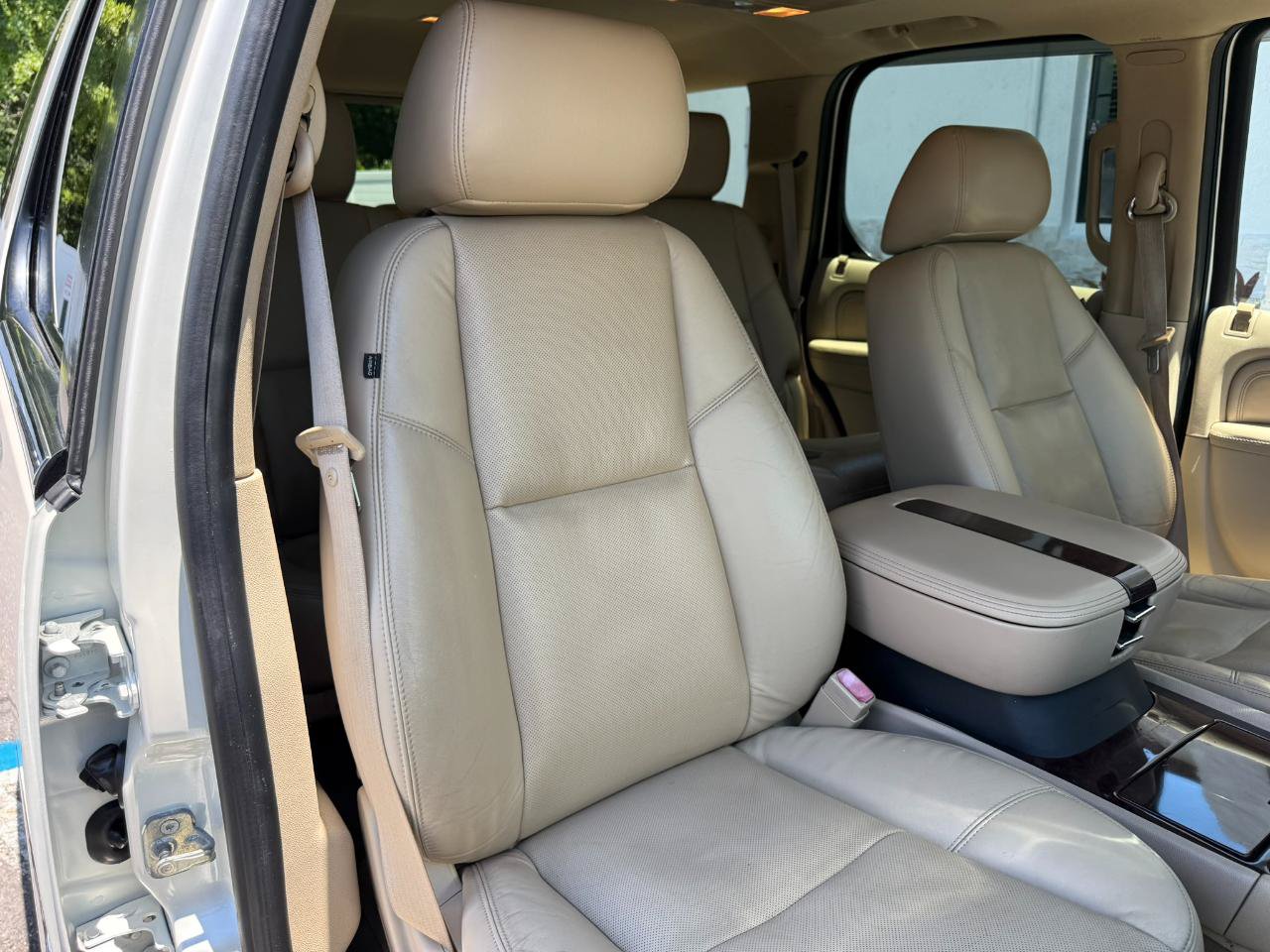 Used 2011 Cadillac Escalade Premium AWD/4WD image 22