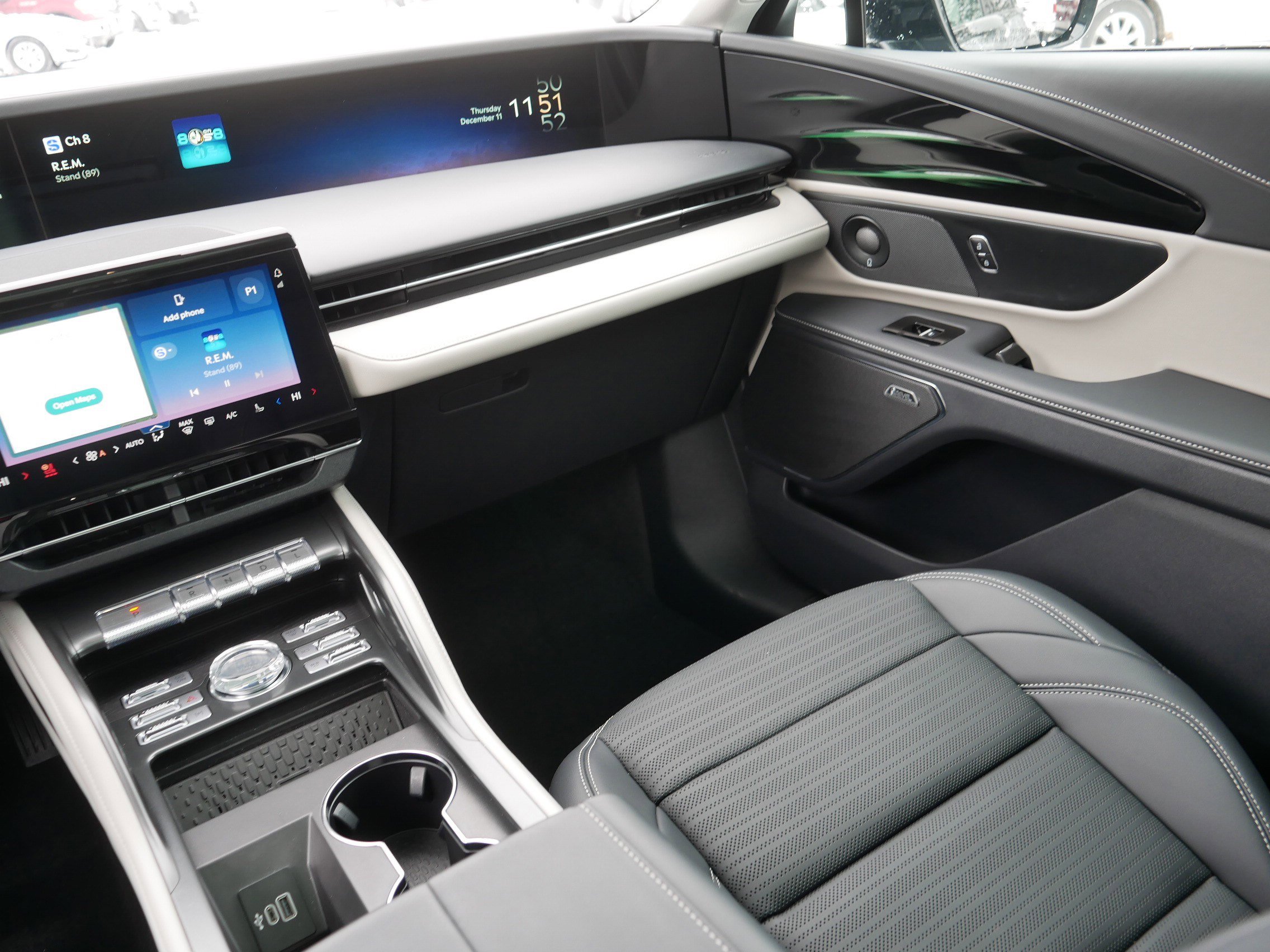 Used 2025 Lincoln Nautilus Reserve image 11