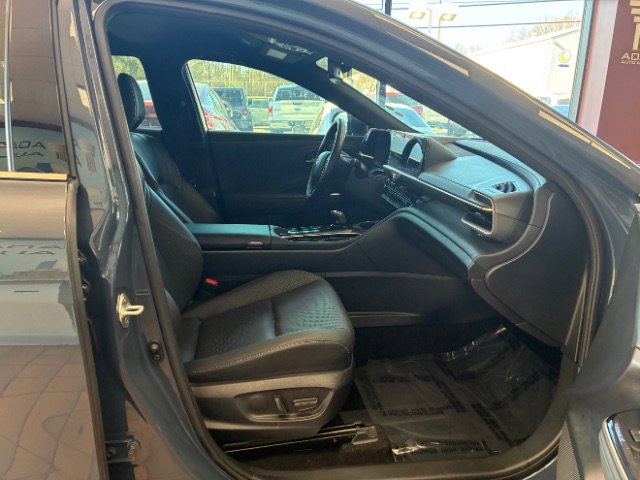 Used 2025 Toyota Crown XLE image 28