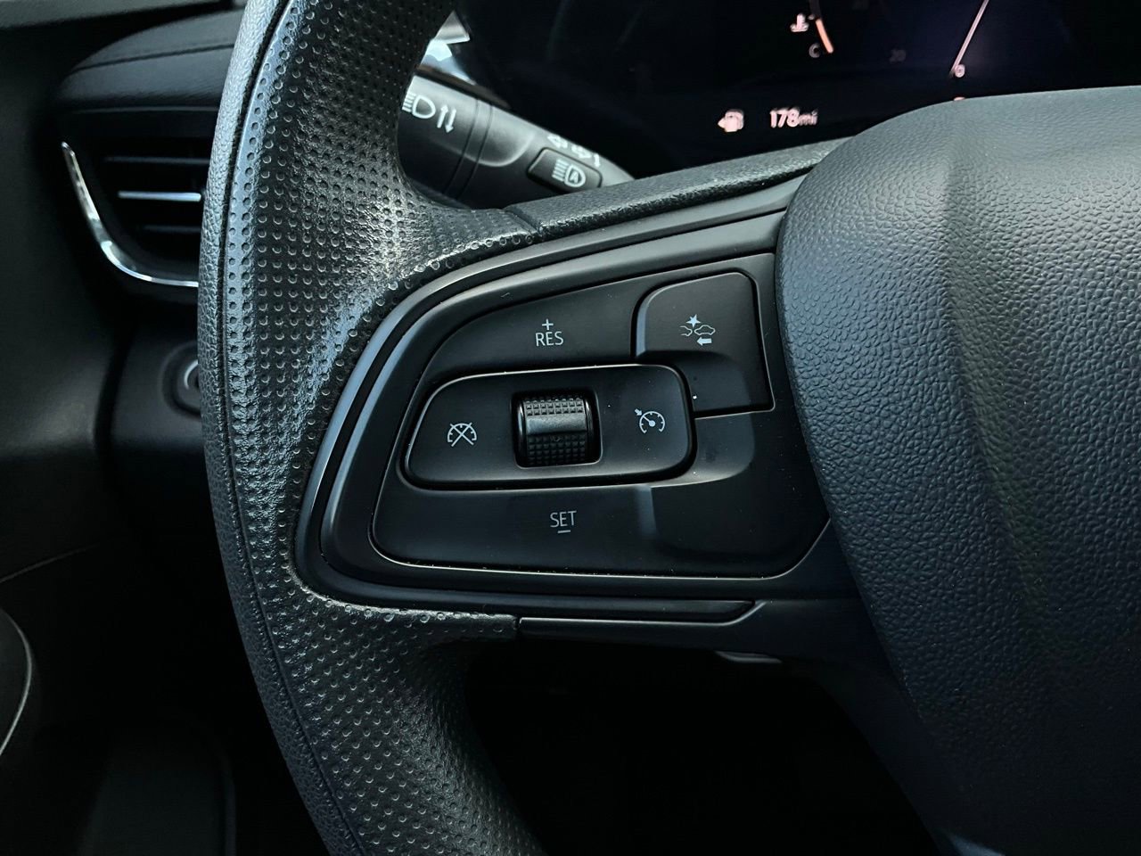 Used 2025 Buick Envista Preferred image 33