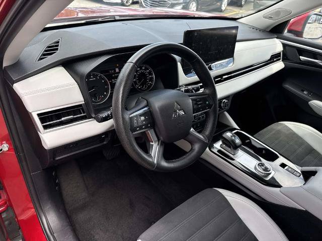 Used 2025 Mitsubishi Outlander AWD image 18