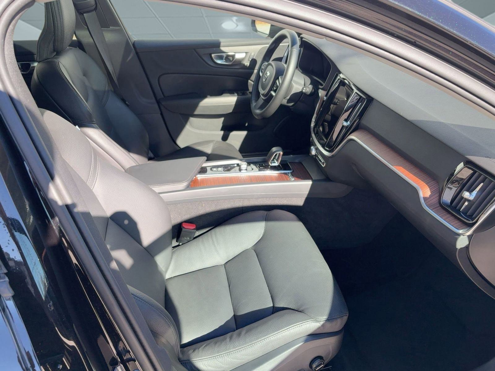 Certified 2025 Volvo V60 B5 Cross Country Plus image 29