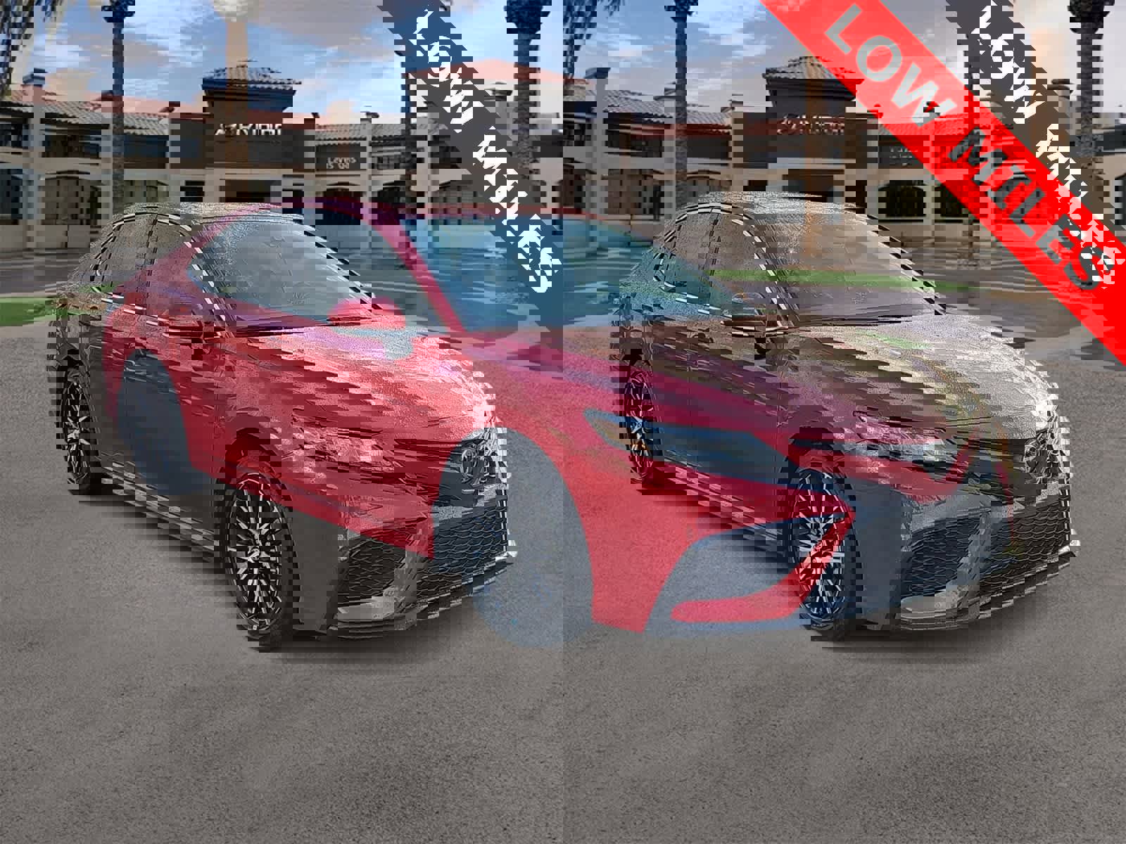 Used 2023 Toyota Camry SE image 2