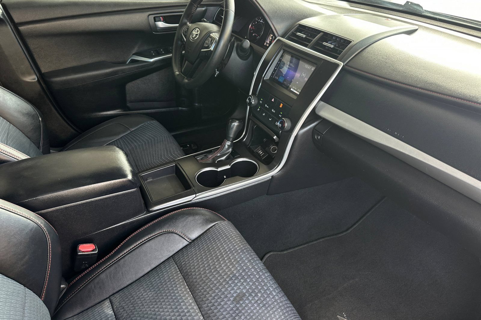 Used 2015 Toyota Camry SE w/ Moonroof Package FWD image 14