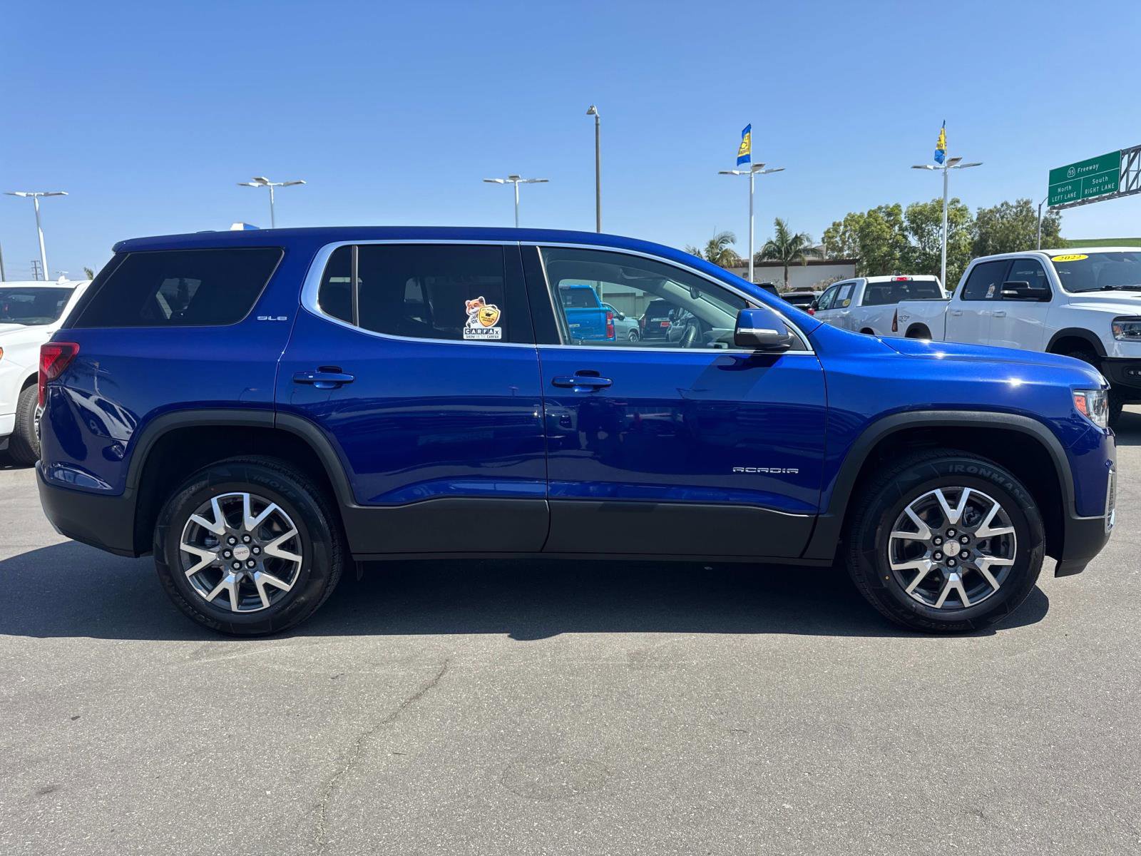 Used 2023 GMC Acadia SLE image 4