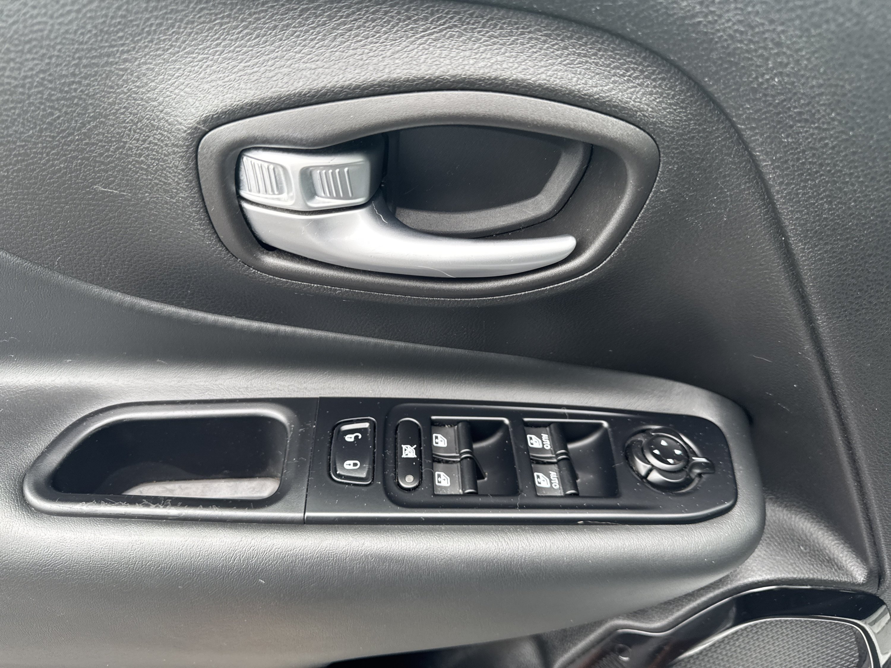 Used 2020 Jeep Renegade Altitude AWD/4WD image 13